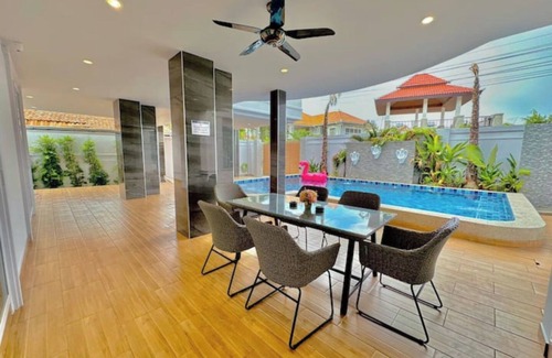 Central Pattaya Villa | Tagvilla Lagoon Pool Villa in Pattaya 8 Bedroom
