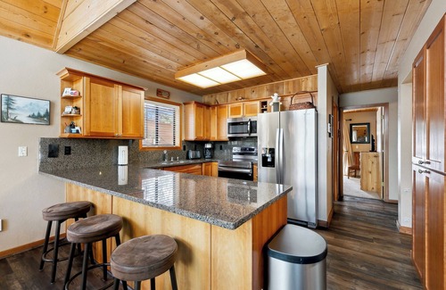 Truckee House | Tahoe Donner-Slp10, backs to XCountry, downhill skiing nearby.