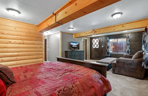 Lower Kingsbury House | Tahoe Forest Lodge, 5 BR-sleeps 10, hot tub, great back yard (SL196Meadow)