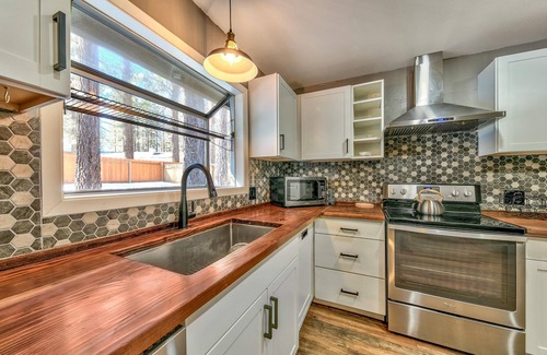 Black Bart House | Tahoe Mtn- 3BR, 2BA, Spa, 10 Min to Ski, Pets OK