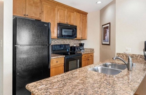 Tahoe Village Apartment | Tahoe Ridge Hideaway: 2 Villas, Full Kitchen, BBQ, Arcade & Relaxing Spa Access