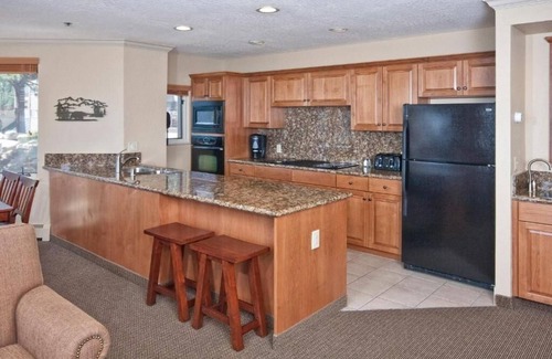 Tahoe Village Apartment | Tahoe Ridge Hideaway: 2 Villas, Full Kitchen, BBQ, Arcade & Relaxing Spa Access