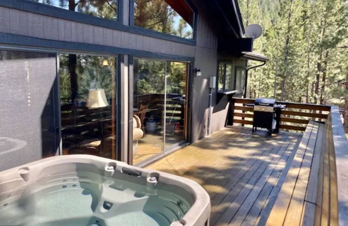 Tahoe Village House | ❤Tahoe Vacation Stay w/Lake Views/Next to Casinos❤