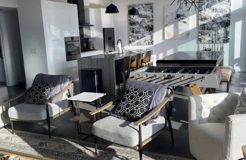Central East Austin Apartment | Tailgate Penthouse 2 Blocks from UT Stadium