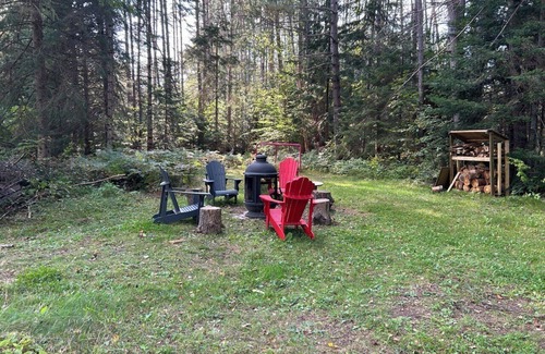 Lac-Saguay Cottage | Take a break and unwind at this peaceful oasis on the lake.