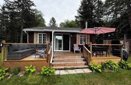 Lac-Saguay Cottage | Take a break and unwind at this peaceful oasis on the lake.