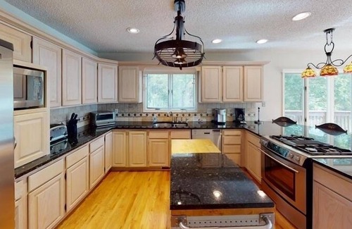 Huddleston House | Take An Additional 10% Off 9/13-20! PROMO CODE: 10MORE! 2-3 Night Minimum for ANY REMAINING DATES! C