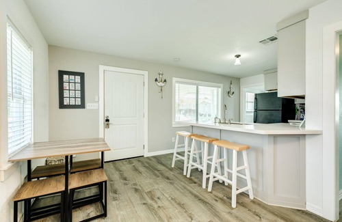 Galveston House | Take Fido to the Beach! Close to Galveston Amenities!