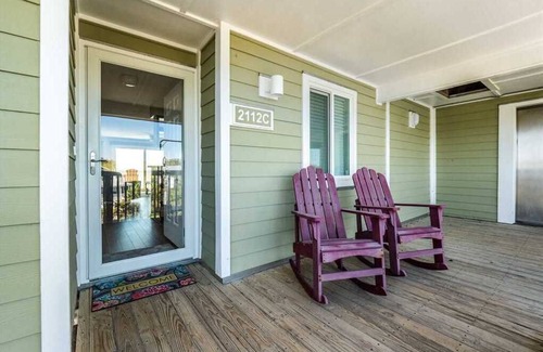 Kure Beach Condo | Take It E-Sea | Oceanfront + Community Pool!