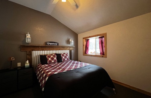 Drake Cabin | Take it EZ private cabin overlooking the river with hot tub 5 min to Estespark !