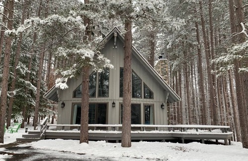 Thompsonville Ski Chalet | Tall Pines Escape at Crystal Mountain! Walk to Resort!