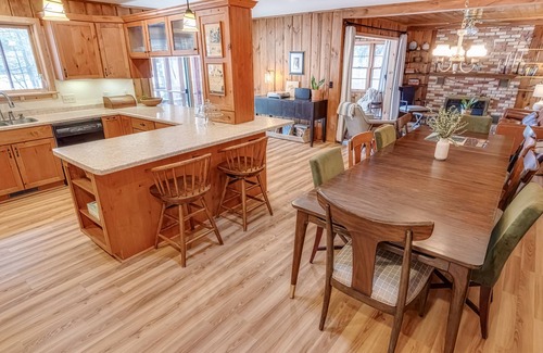 Webster Cabin | Tallkabin "Pine Cabin" - Mid-Century Pine Cabin under 2hrs from Minneapolis.