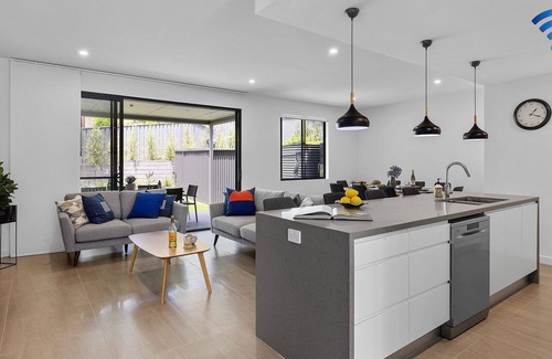 Nelson Bay Villa | Talmora – easy stroll to beach and shops