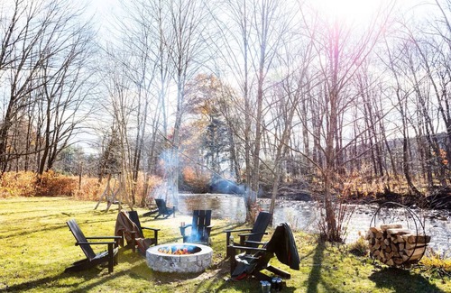 Stowe Area Hotel | Tälta Lodge, a Bluebird by Lark | Deluxe Queen | with Bike Shed and Bike Rentals