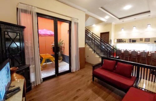 Tangerang House | TAMA Guesthouse 15 People for Family or Group