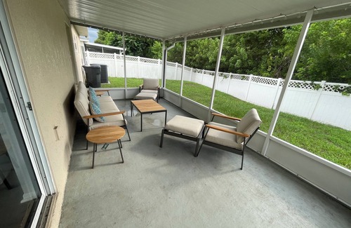 Ruskin House | Tampa Bay Large Vacation Home