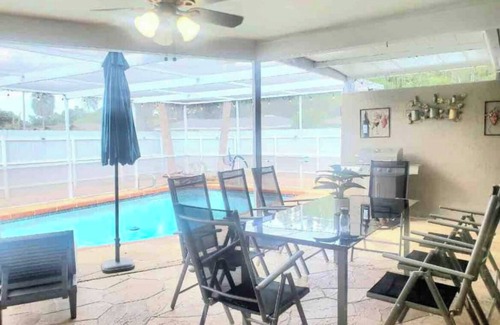 Greater Northdale House | Tampa Home w BBQ patio pool/5 Beds/9 Guests