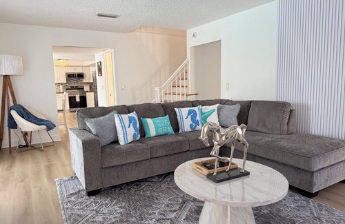 Greater Northdale House | Tampa Luxury 5BR Estate with Pool + Golf Views