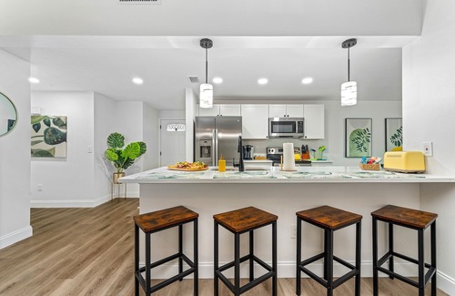 Carrollwood Bed & Breakfast | Tampa Oasis : Heated Pool Hot Tub Game Room