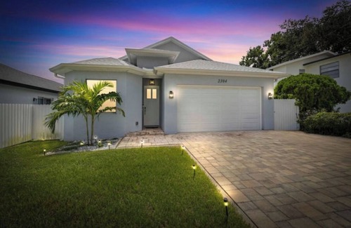 Tampa House | Tampa Retreat, Private Pool & Game Room Sleeps 12!