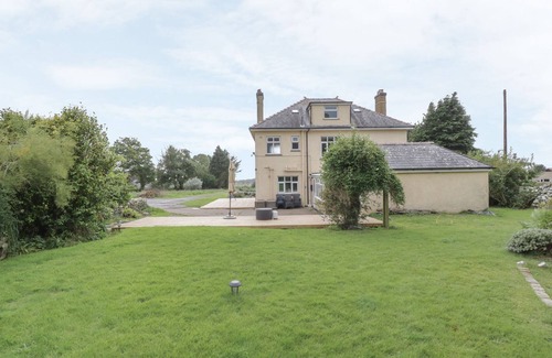 Dyffryn Ardudwy Cottage | TAN Y FRON, pet friendly, with open fire in Dyffryn Ardudwy