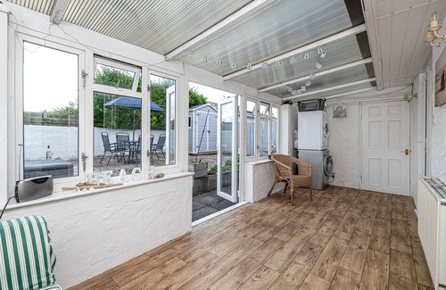 Rhosneigr Cottage | Tan Y Wylan - a bungalow that sleeps 6 guests in 3 bedrooms