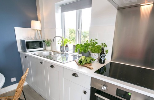 Malltraeth Cottage | Tan Yr Allt - a sea view that sleeps 4 guests in 2 bedrooms