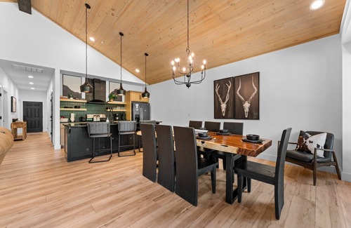 Branson House | Taneycomo Lakefront-Private Hot Tub-Free Attraction Tickets-Near State Park Marina & Top of the Rock