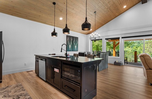 Branson House | Taneycomo Lakefront-Private Hot Tub-Free Attraction Tickets-Near State Park Marina & Top of the Rock