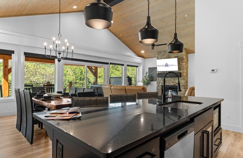 Branson House | Taneycomo Lakefront-Private Hot Tub-Free Attraction Tickets-Near State Park Marina & Top of the Rock