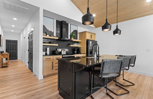 Branson House | Taneycomo Lakefront-Private Hot Tub-Free Attraction Tickets-Near State Park Marina & Top of the Rock