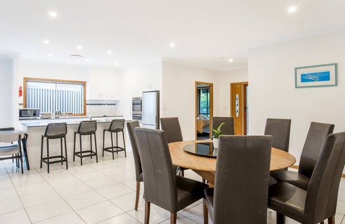 Sanctuary Point House | Tangerine - Pet Friendly - 3 Mins Walk to Beach