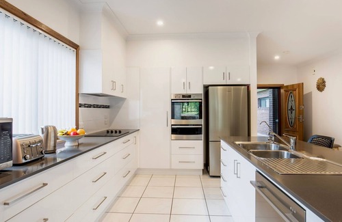 Sanctuary Point House | Tangerine - Pet Friendly - 3 Mins Walk to Beach