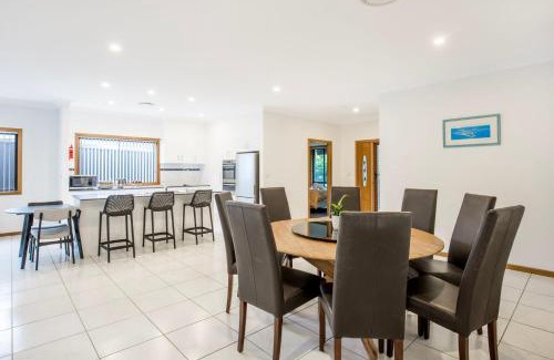 Sanctuary Point House | Tangerine - Pet Friendly - 3 Mins Walk to Beach