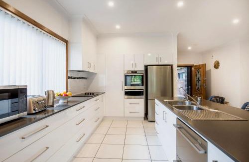 Sanctuary Point House | Tangerine - Pet Friendly - 3 Mins Walk to Beach