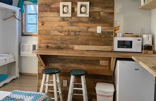 Coral Harbour Cabin | Tangerine Sunsets Upper Island Charm