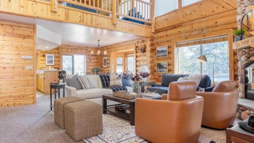 Castle Glen Estates House | Tanglewood by AvantStay 10mins to Bear Mountain Contemporary Hillside Cabin