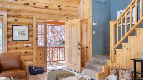 Castle Glen Estates House | Tanglewood by AvantStay 10mins to Bear Mountain Contemporary Hillside Cabin