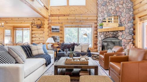 Castle Glen Estates House | Tanglewood by AvantStay 10mins to Bear Mountain Contemporary Hillside Cabin
