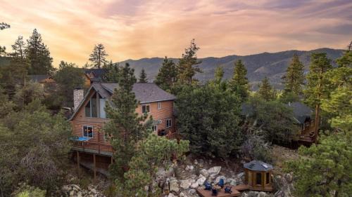 Castle Glen Estates House | Tanglewood by AvantStay 10mins to Bear Mountain Contemporary Hillside Cabin