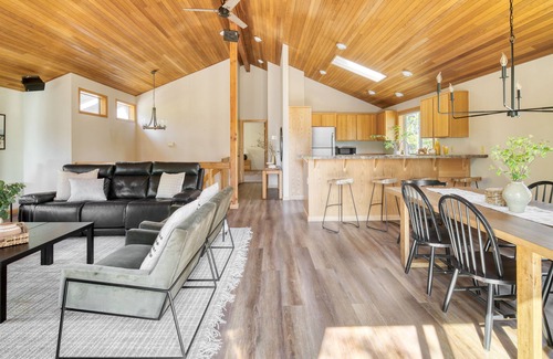 Sunriver Cabin | Tanner by AvantStay | Modern Cascades Escape