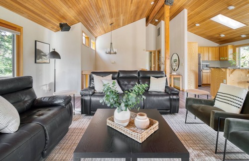 Sunriver Cabin | Tanner by AvantStay | Modern Cascades Escape