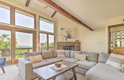 Tannersville House | Tannersville Townhome w/ Wet Bar & Mountain Views!
