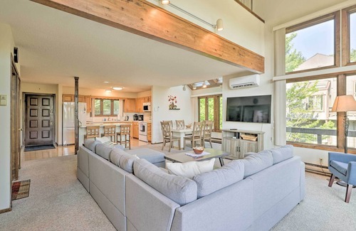 Tannersville House | Tannersville Townhome w/ Wet Bar & Mountain Views!