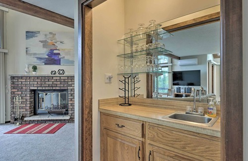 Tannersville House | Tannersville Townhome w/ Wet Bar & Mountain Views!