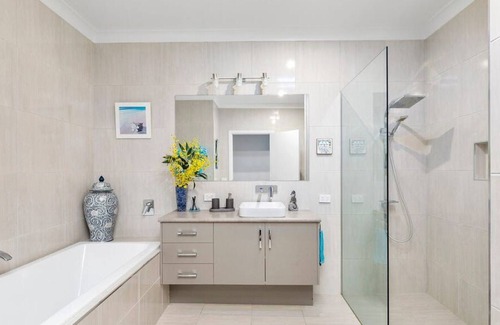 Yarrawonga House | Tara's Place Lake Views