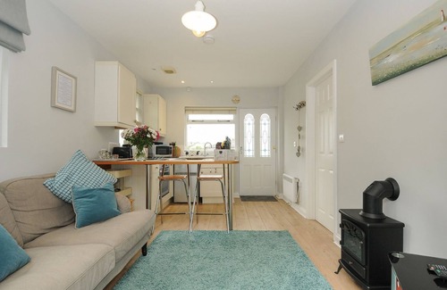 Littleham Cottage | TARKA VIEW, pet friendly, with hot tub in Bideford