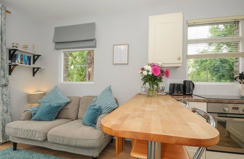 Littleham Cottage | TARKA VIEW, pet friendly, with hot tub in Bideford