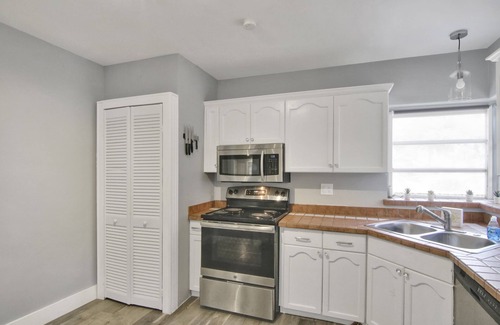 Tarpon River House | Tarpon River Getaway – Modern 2 BDR on Water w/Shared Pool, 15 Min to Beach!