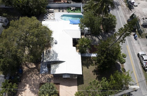 Tarpon River House | Tarpon River Getaway – Modern 2 BDR on Water w/Shared Pool, 15 Min to Beach!